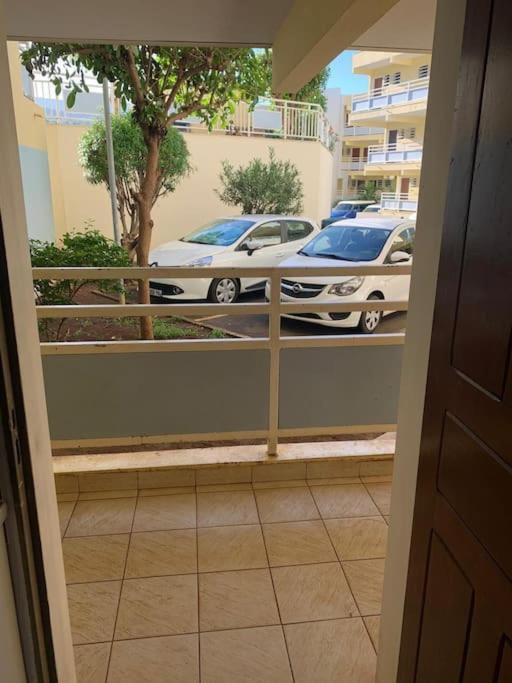 Petit Prix Et Grand Confort A Saint Gilles Les Bains Exterior foto